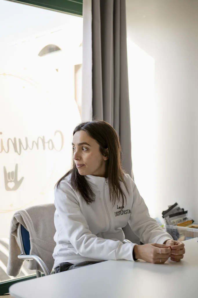 Educatrice di ComunicLab mostra strategie di inclusione sociale e linguaggio dei segni per servizi educativi e riabilitativi.